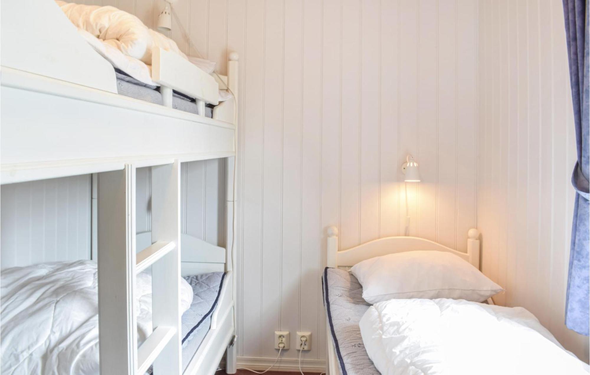 Nice home in Bekkjarvik with 4 Bedrooms Buitenkant foto